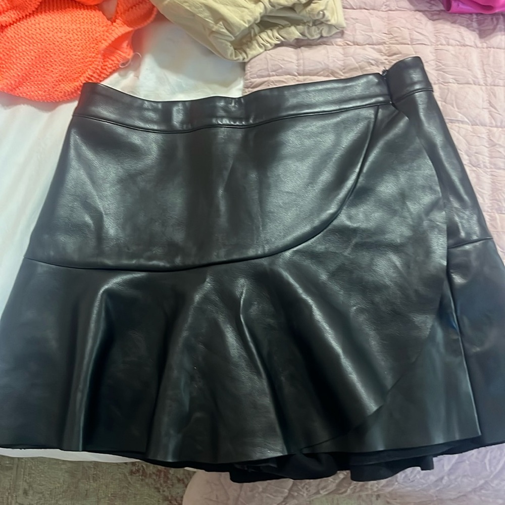 Faux leather flowly skirt